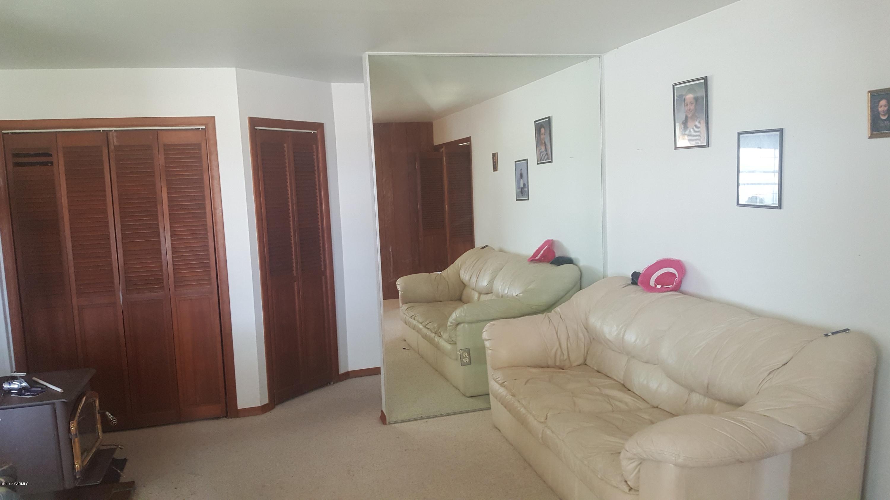 6530 Ashue Road Wapato, WA 98951 - Photo 5 of 14 a living room with furniture and a window