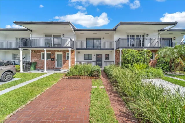 $4,100 | 2211 Northeast 122nd Street, Unit 2211, North Miami, FL 33181