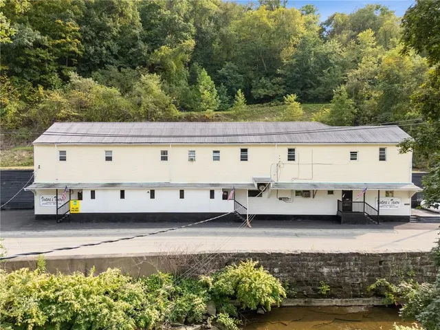 a view of a back yard