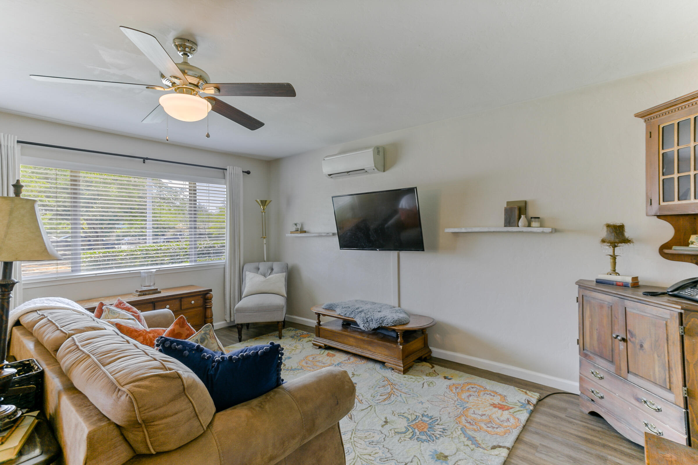 2498 Saturn Redding, CA 96002 - Photo 7 of 40 a living room with furniture and a flat screen tv