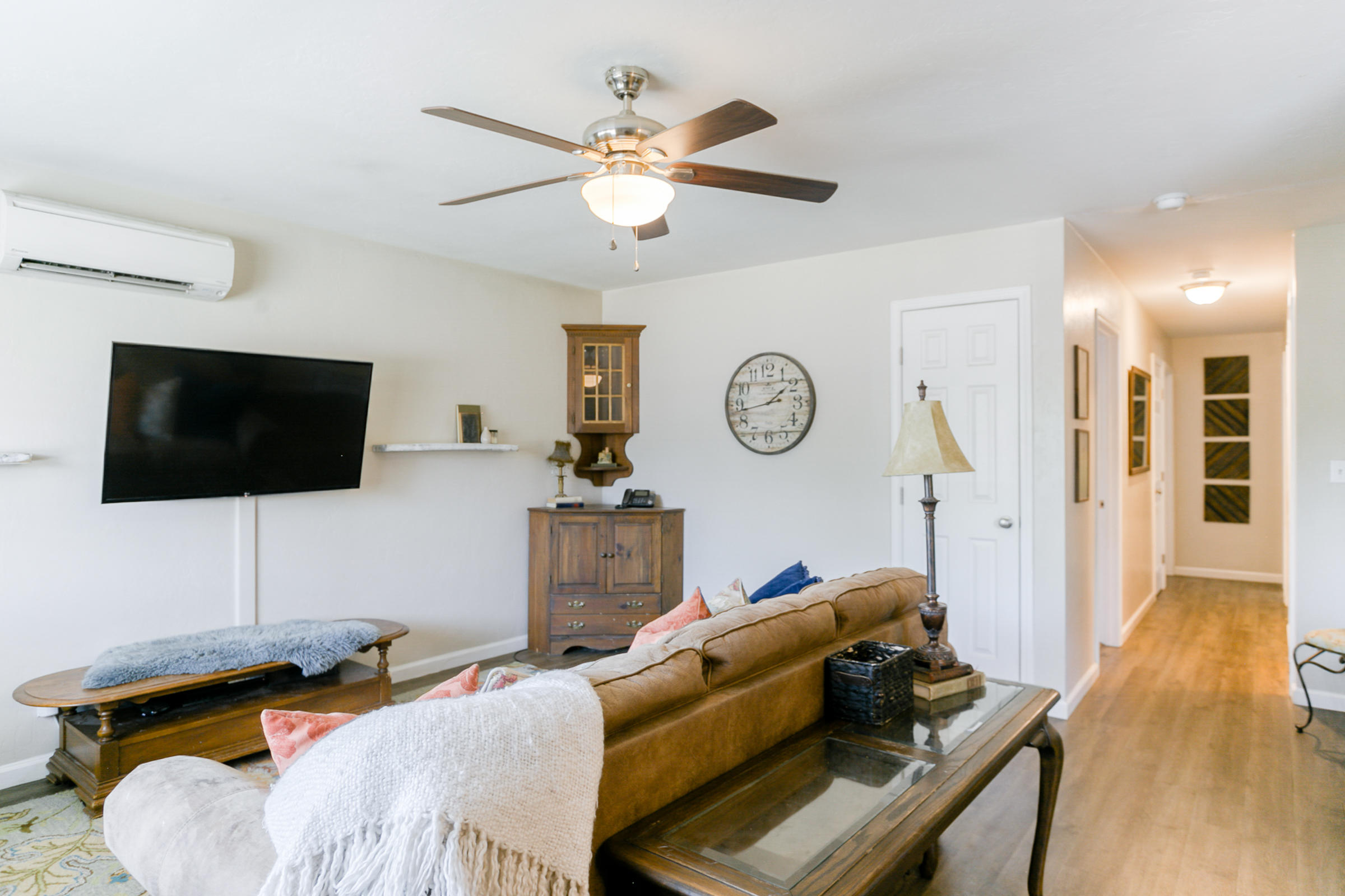 2498 Saturn Redding, CA 96002 - Photo 10 of 40 a living room with furniture and a flat screen tv