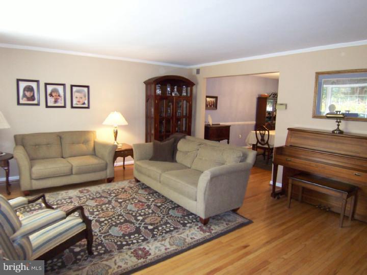 142 North State Road Springfield, PA 19064 - Photo 3 of 25 Living Room
