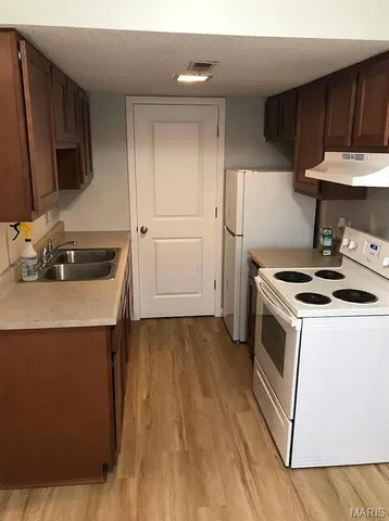 $900 | 8 Jardin Court, Unit E, Collinsville, IL 62234