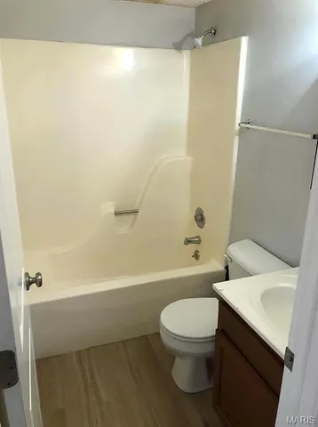 $900 | 8 Jardin Court, Unit E, Collinsville, IL 62234