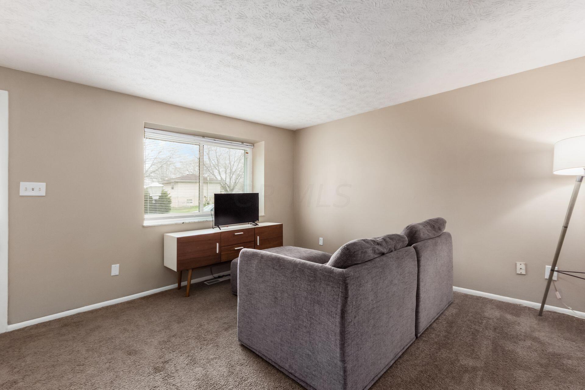 2970 Upton Road East Columbus, OH 43232 - Photo 7 of 31 Living Room