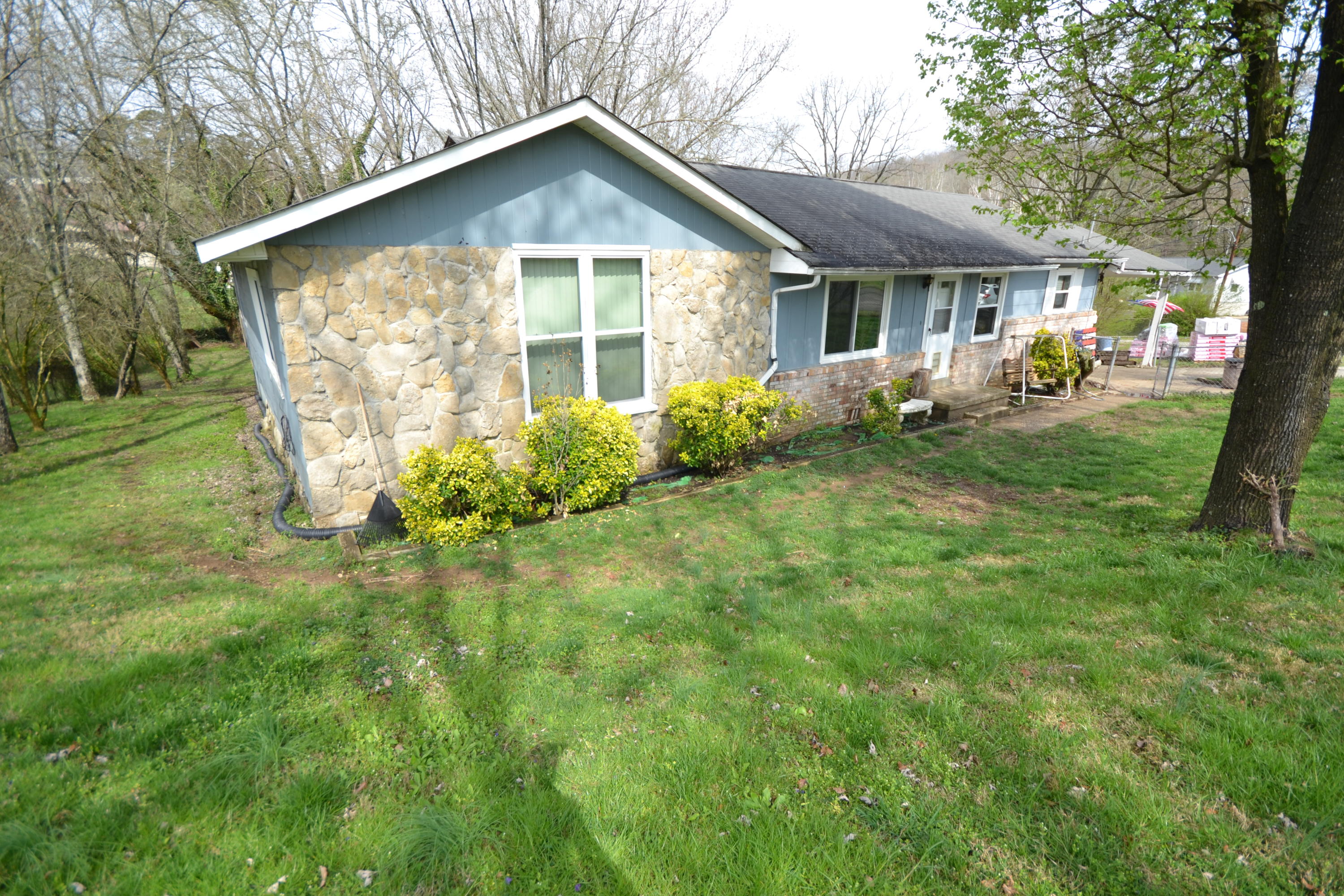 106 Briar Road Oak Ridge, TN 37830 - Photo 3 of 14 Front 1