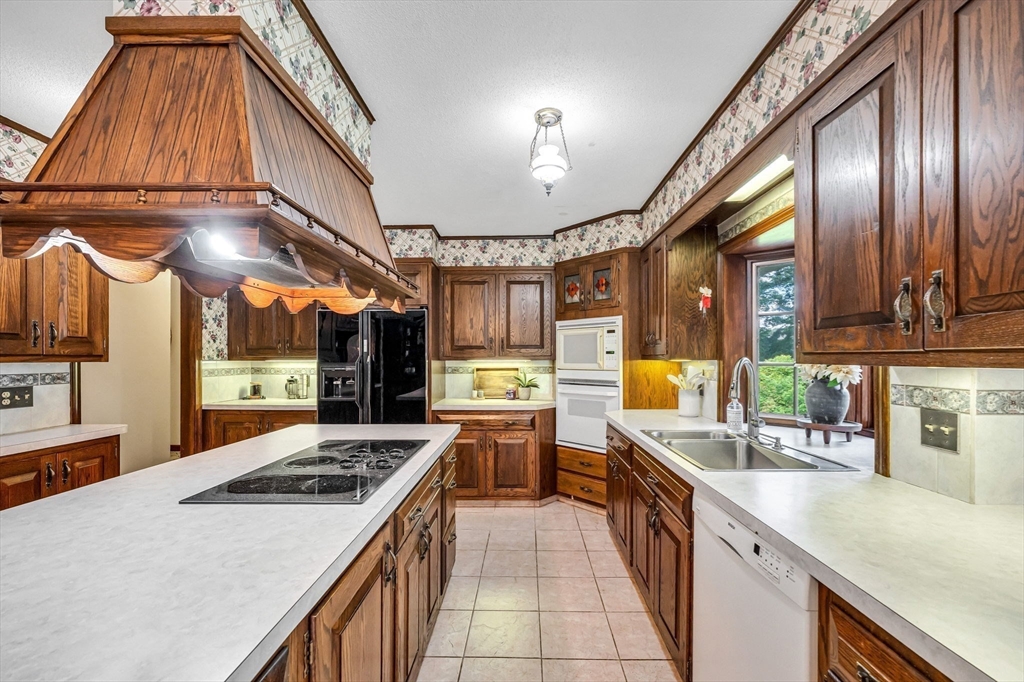 98 Blossom Road West Springfield, MA 01089 - Photo 12 of 42 Gallery Image 12