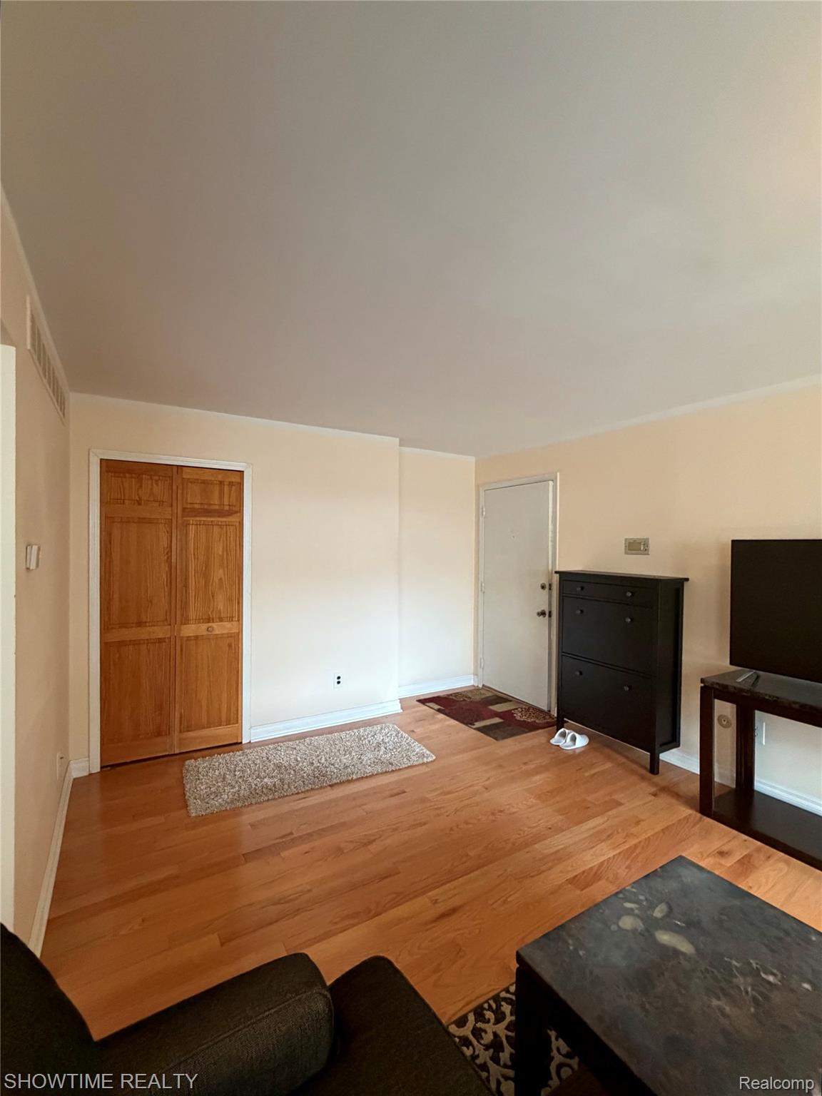 29117 Hayes Road, Unit 3 Warren, MI 48088 - Photo 6 of 14 Hardwood flooring extends throughout this space, complemented by a light-toned wall finish