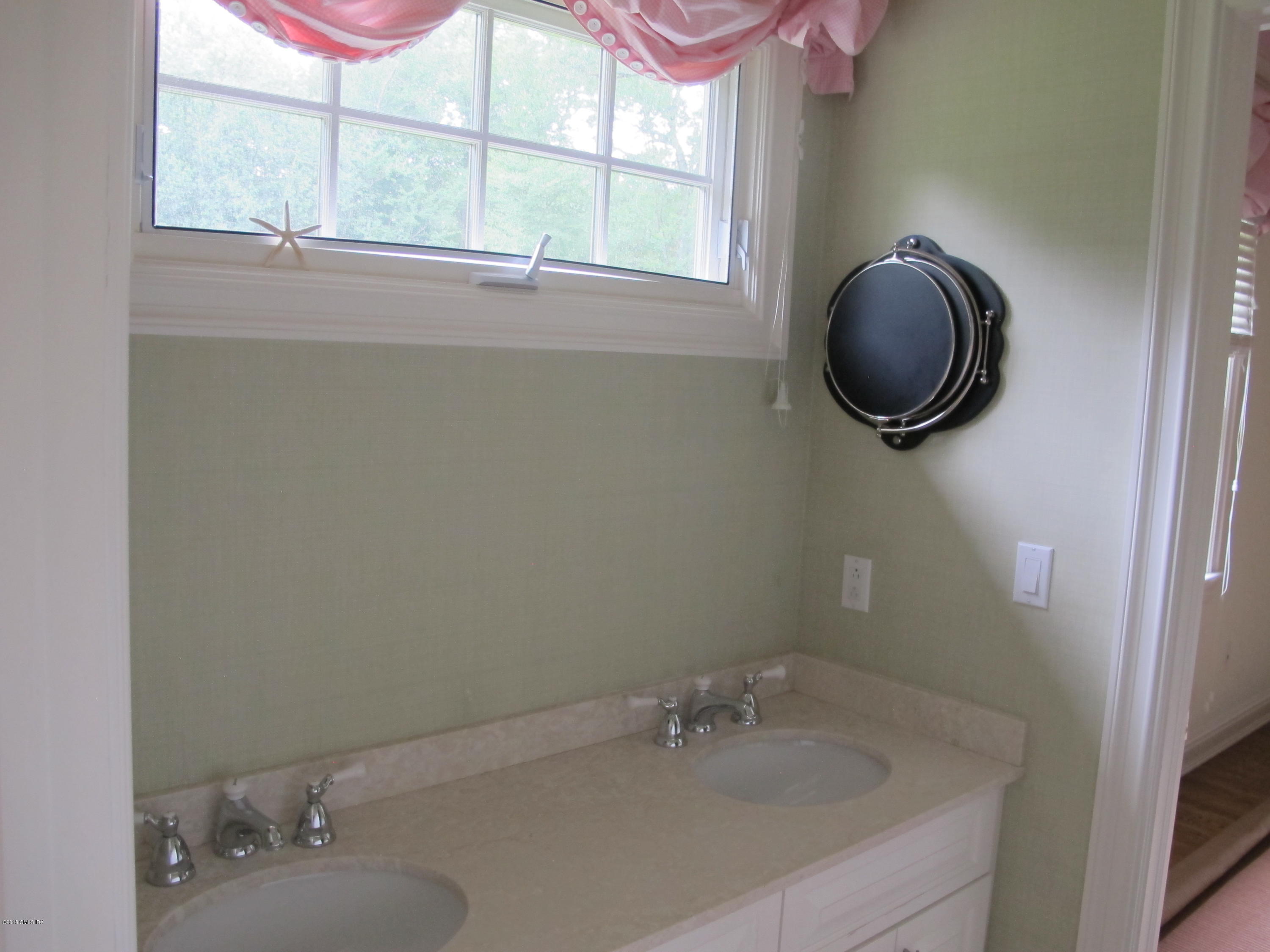 95 Stanwich Road Greenwich, CT 06830 - Photo 26 of 39 CHILDRE'S BATH