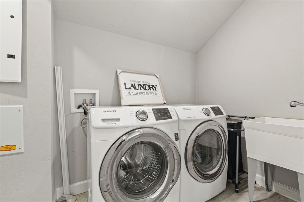 4855 Southwest 64th Road Gainesville, FL 32608 - Photo 24 of 44 a utility room with dryer and washer