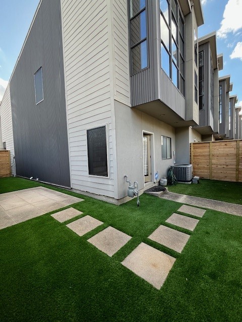 1045 Bonner Street Houston, TX 77007 - Photo 2 of 17 a view of a back yard of the house