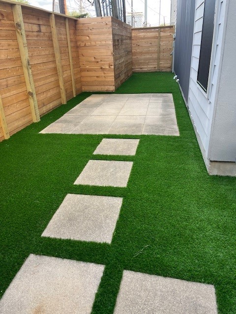 1045 Bonner Street Houston, TX 77007 - Photo 3 of 17 a view of yard with small space