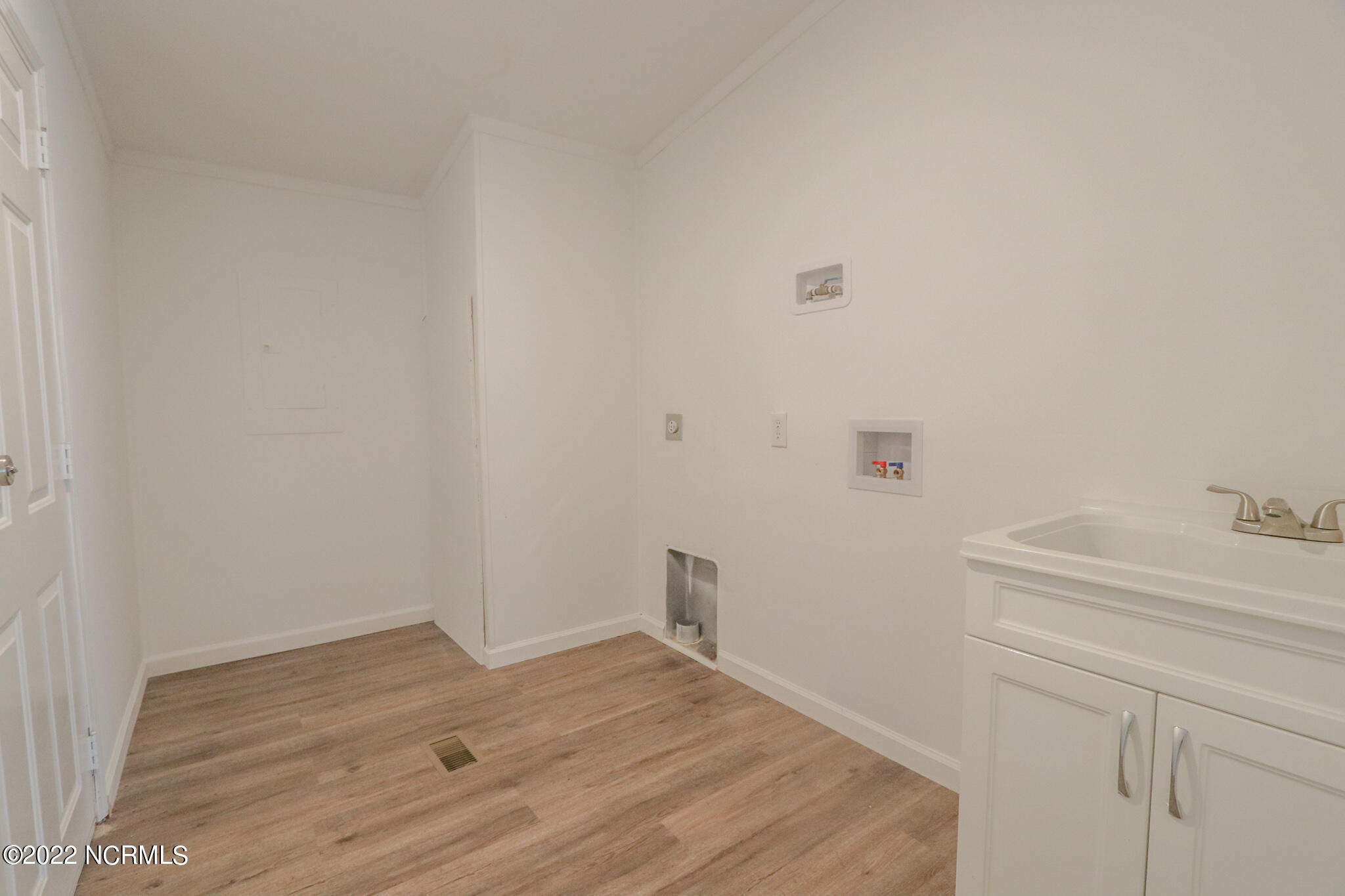 2191 New Hope Road Hertford, NC 27944 - Photo 16 of 32 Mudroom/Laundry