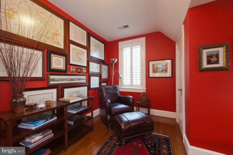 2012 South Arlington Ridge Road Arlington, VA 22202 - Photo 17 of 30 a living room with furniture