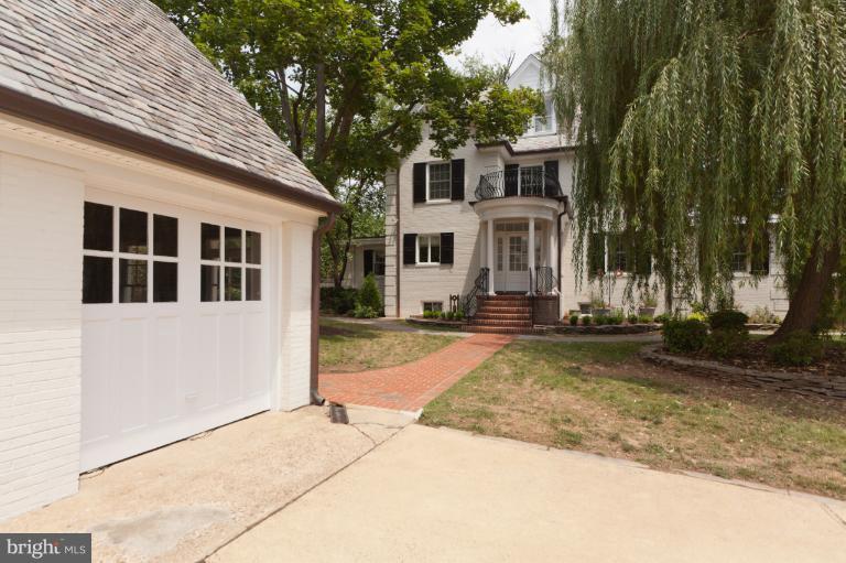 2012 South Arlington Ridge Road Arlington, VA 22202 - Photo 24 of 30 a front view of a house with a yard