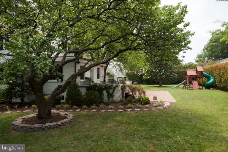 2012 South Arlington Ridge Road Arlington, VA 22202 - Photo 28 of 30 a view of a garden with a tree
