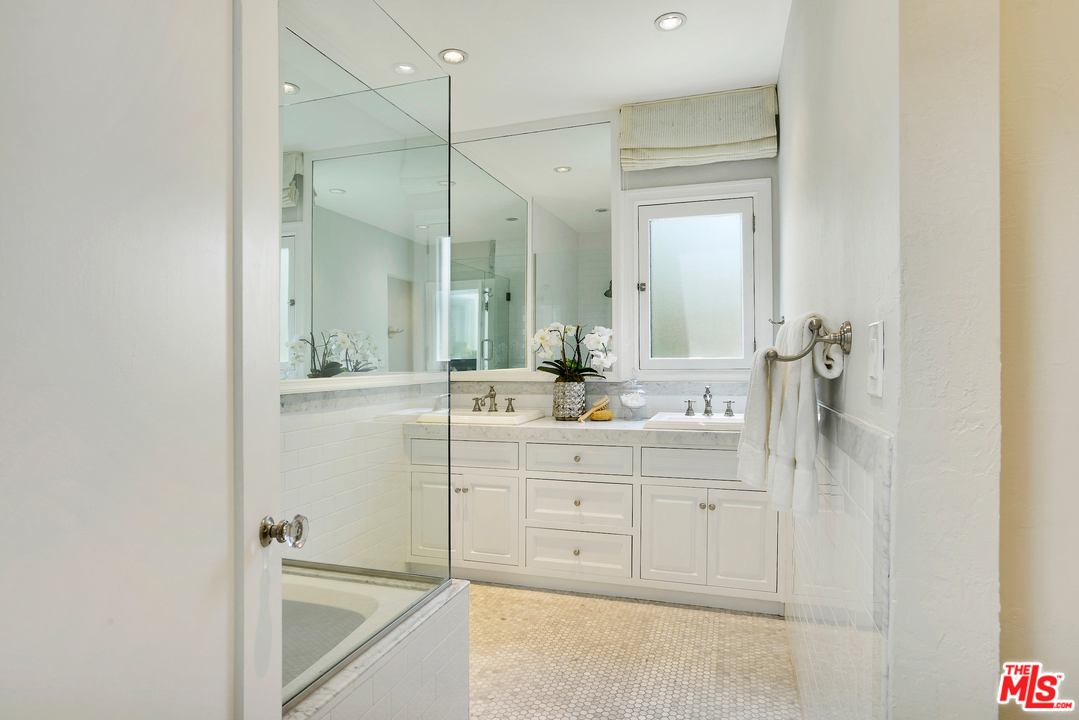 2009 North Serrano Avenue Los Angeles, CA 90027 - Photo 16 of 26