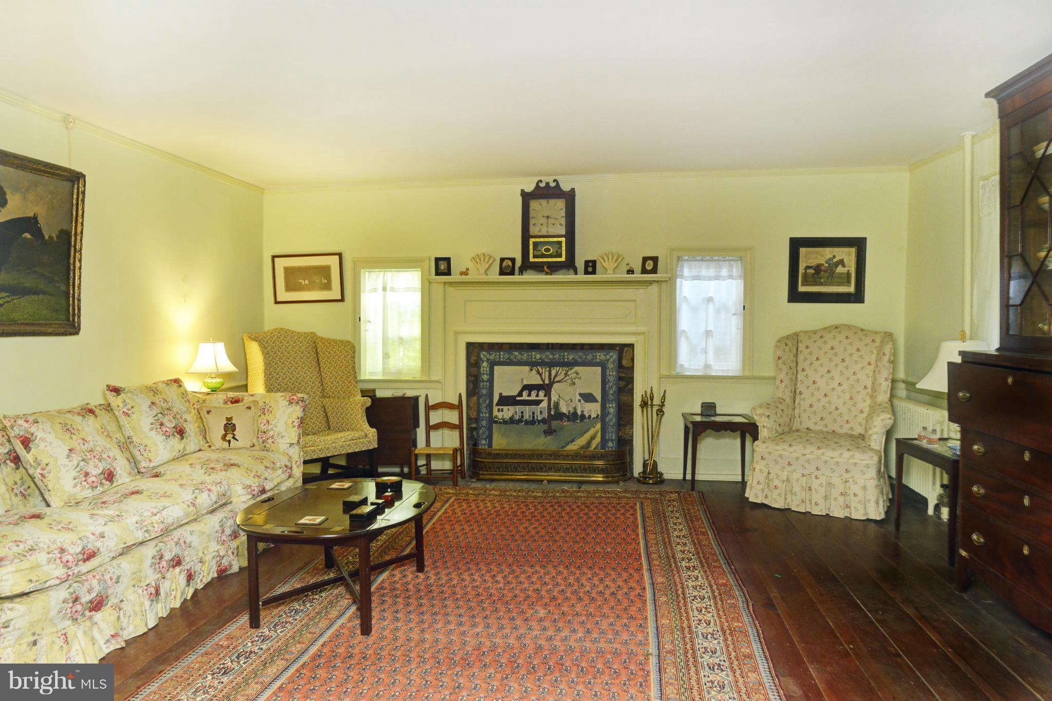 20362 Furr Road Round Hill, VA 20141 - Photo 4 of 20 Living Room