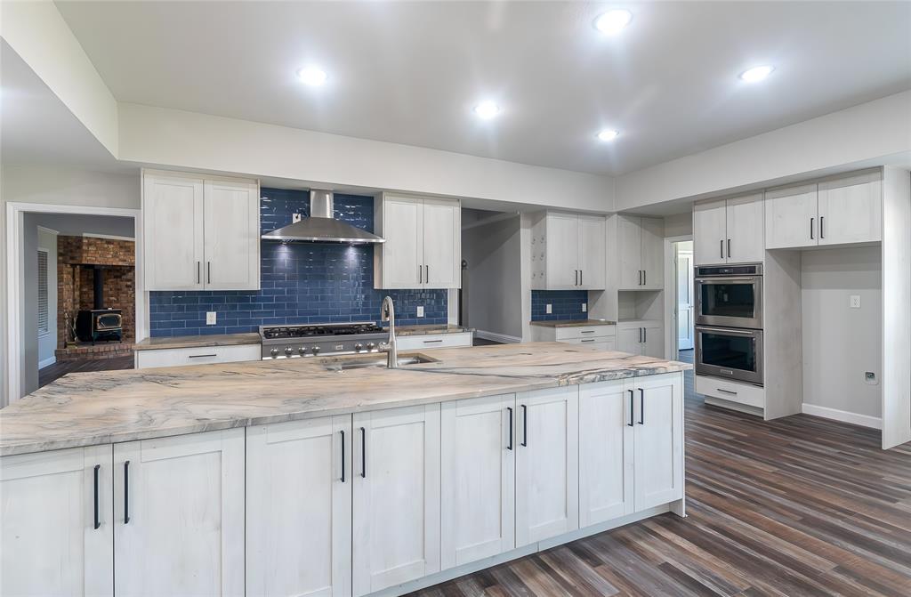 13 Crestview Circle Rockwall, TX 75087 - Photo 14 of 37 a kitchen with sink stove and refrigerator