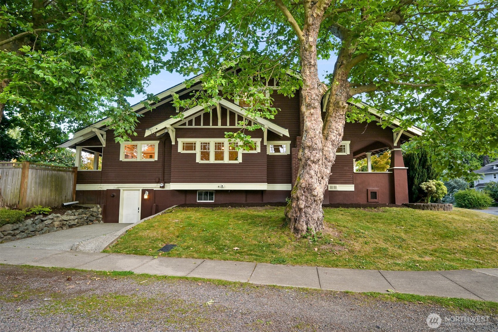 2816 Cornwall Avenue Bellingham, WA 98225 - Photo 3 of 40
