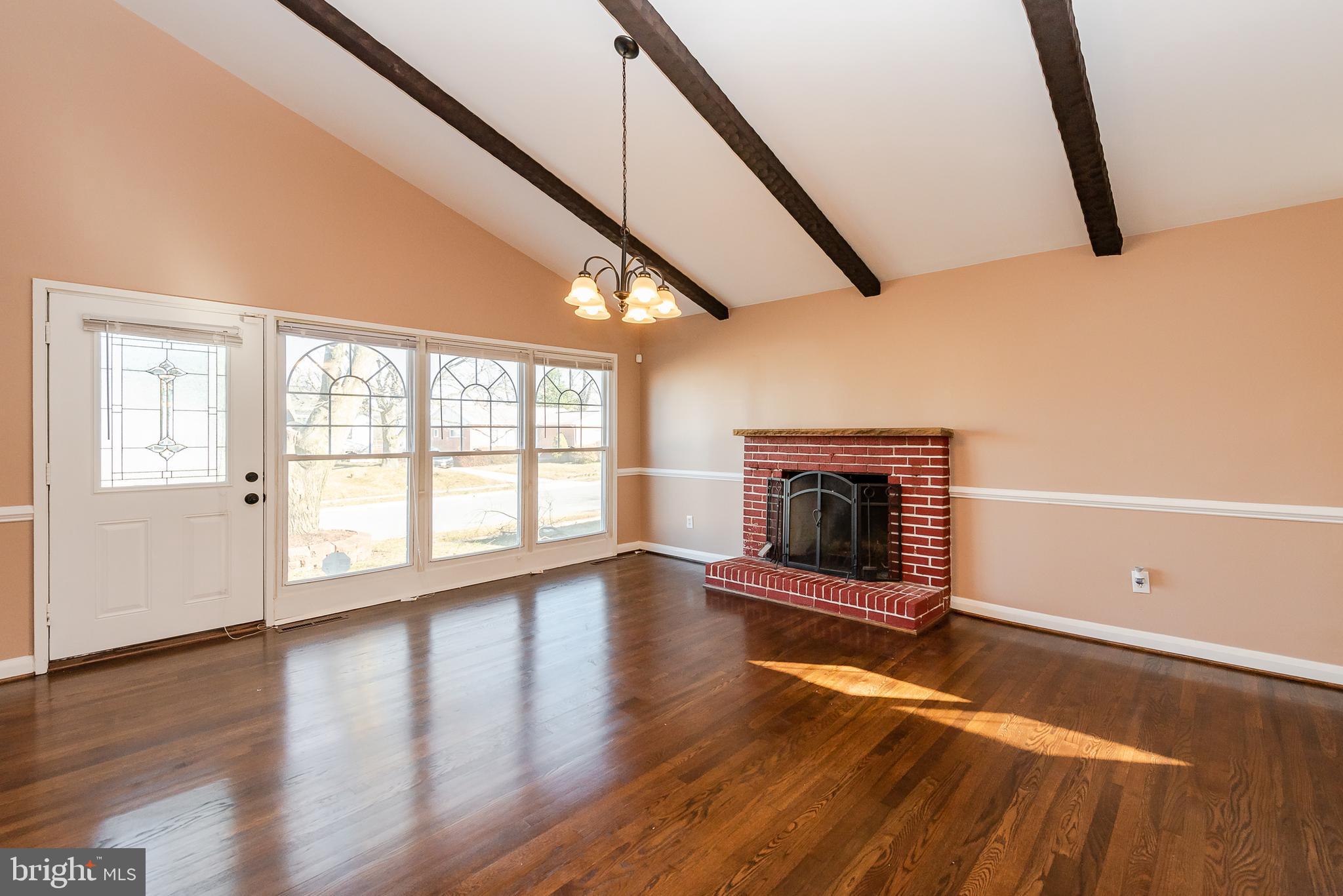 911 Prestwood Road Baltimore, MD 21228 - Photo 5 of 44 Living Room