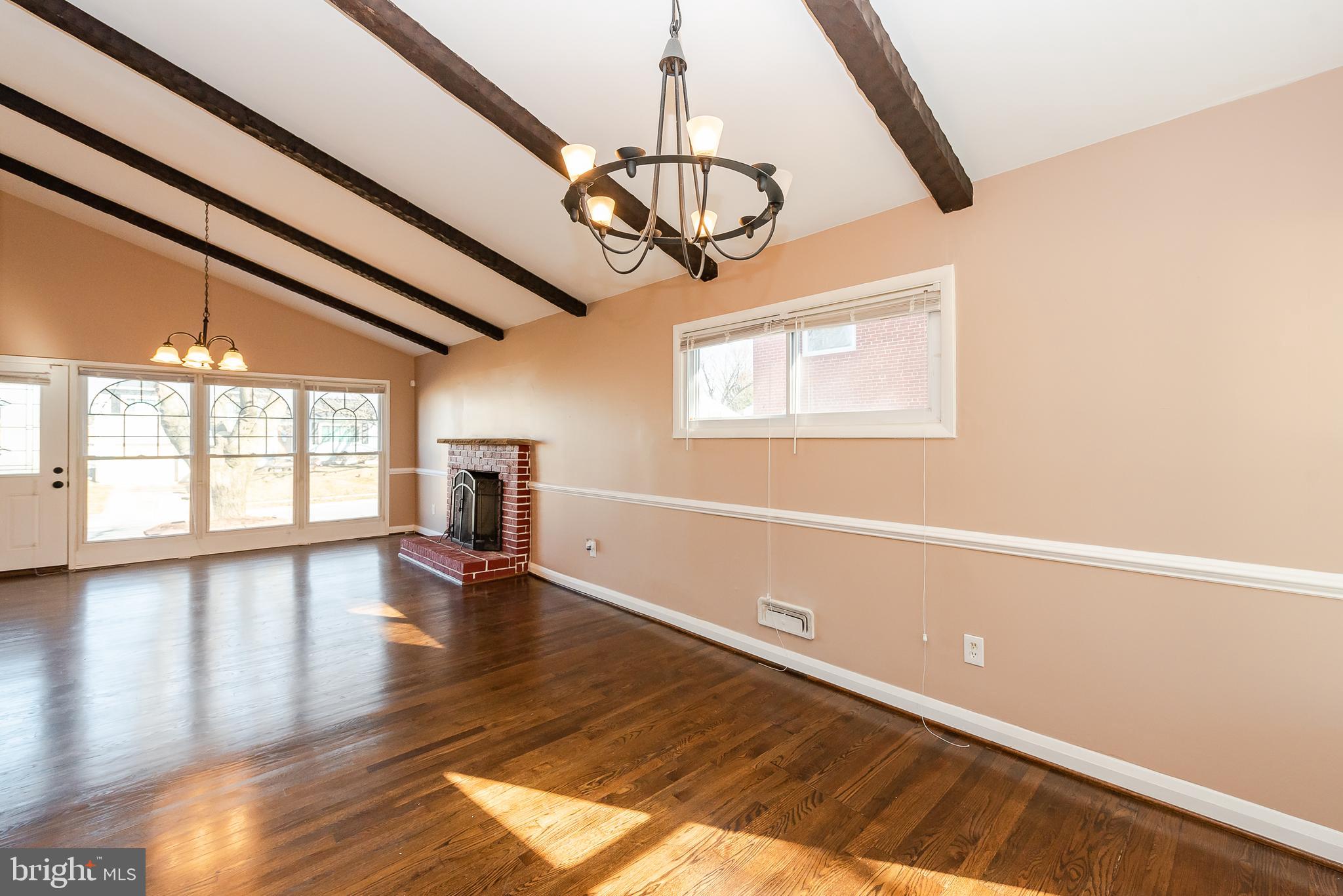 911 Prestwood Road Baltimore, MD 21228 - Photo 6 of 44 Living Room