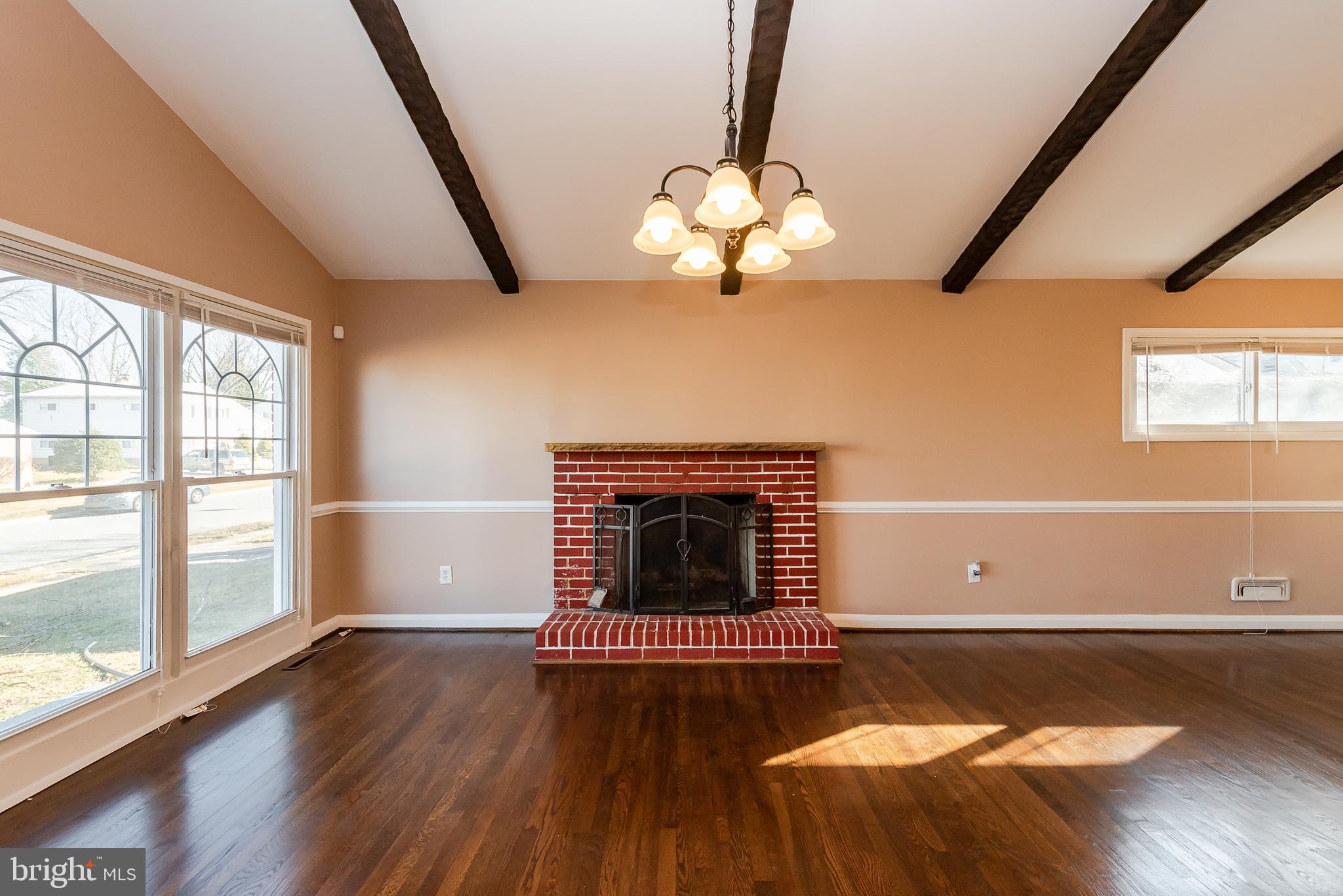 911 Prestwood Road Baltimore, MD 21228 - Photo 7 of 44 Living Room