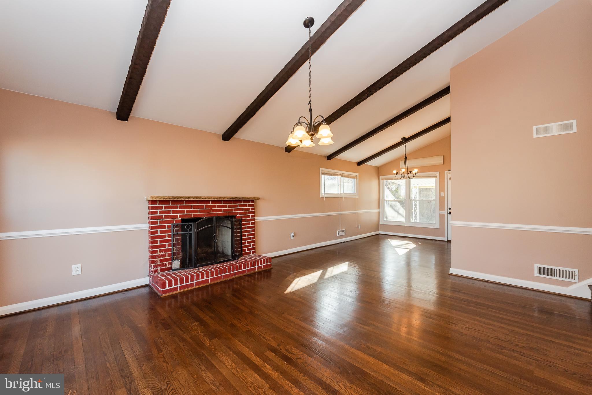 911 Prestwood Road Baltimore, MD 21228 - Photo 8 of 44 Living Room