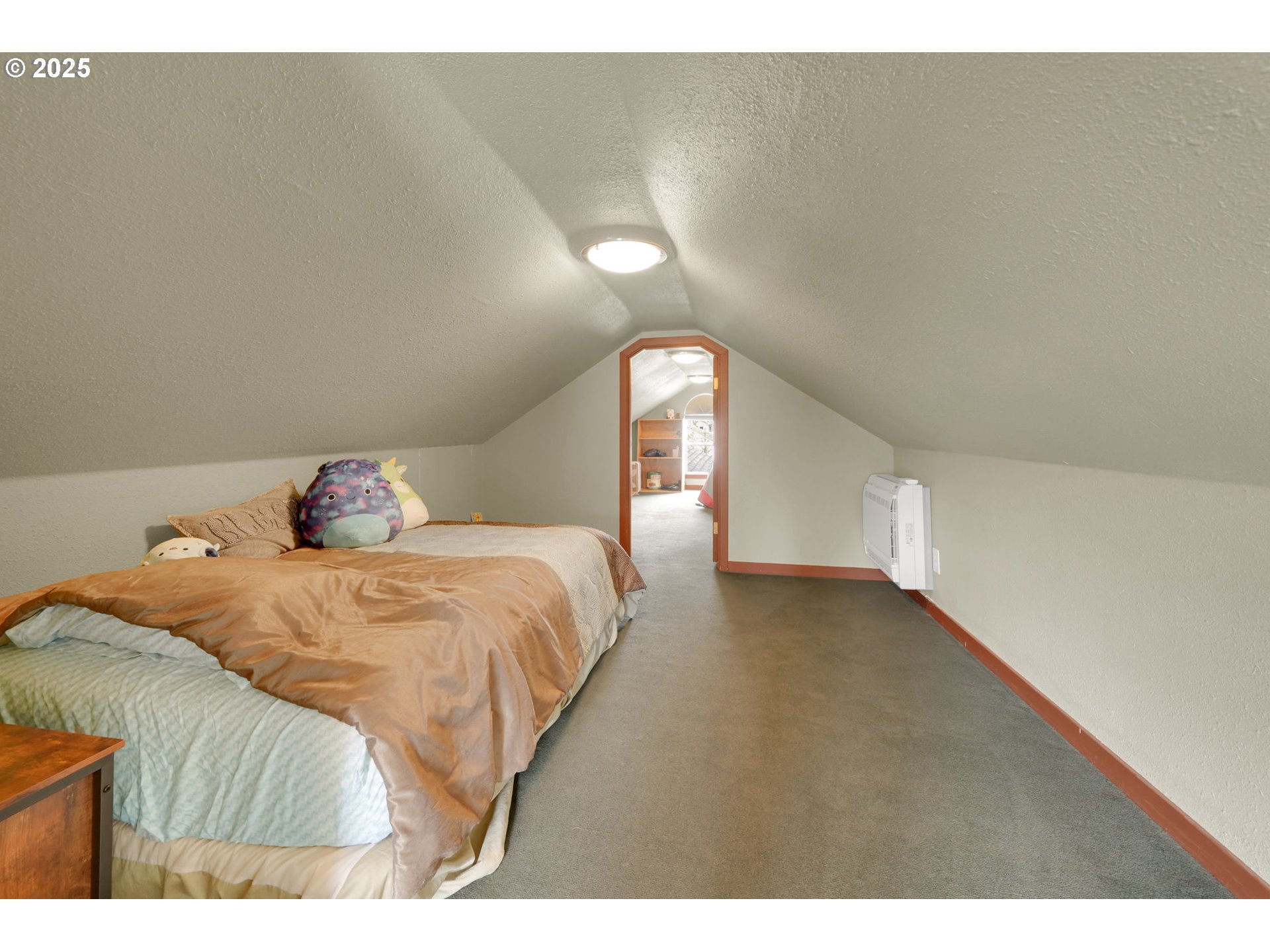 1105 West Fairview Drive Springfield, OR 97477 - Photo 30 of 46 a bed room with a bed