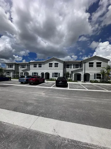 a view of a yard in front of a house
