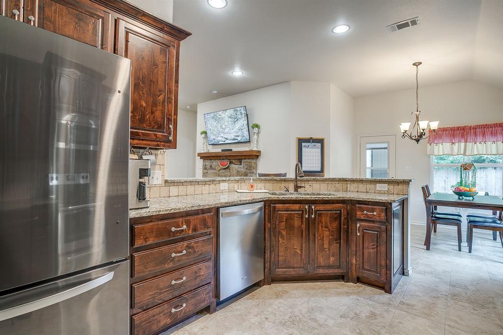 216 Lovers Path Drive Springtown, TX 76082 - Photo 9 of 31