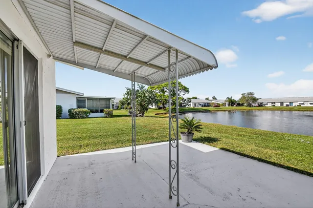 a view of an house with backyard and garden