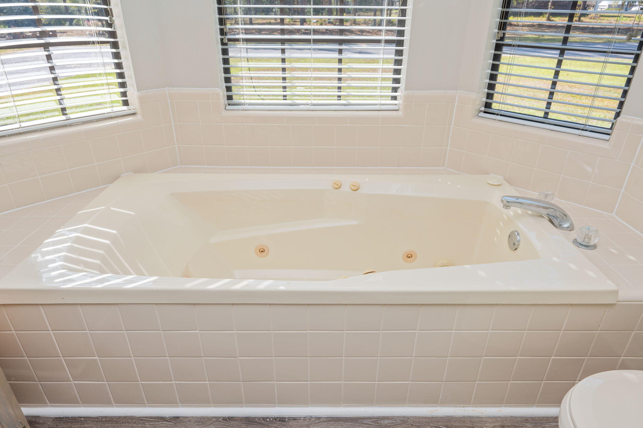 1136 10 Lake Drive DeFuniak Springs, FL 32433 - Photo 26 of 53 a bathroom with bathtub and window