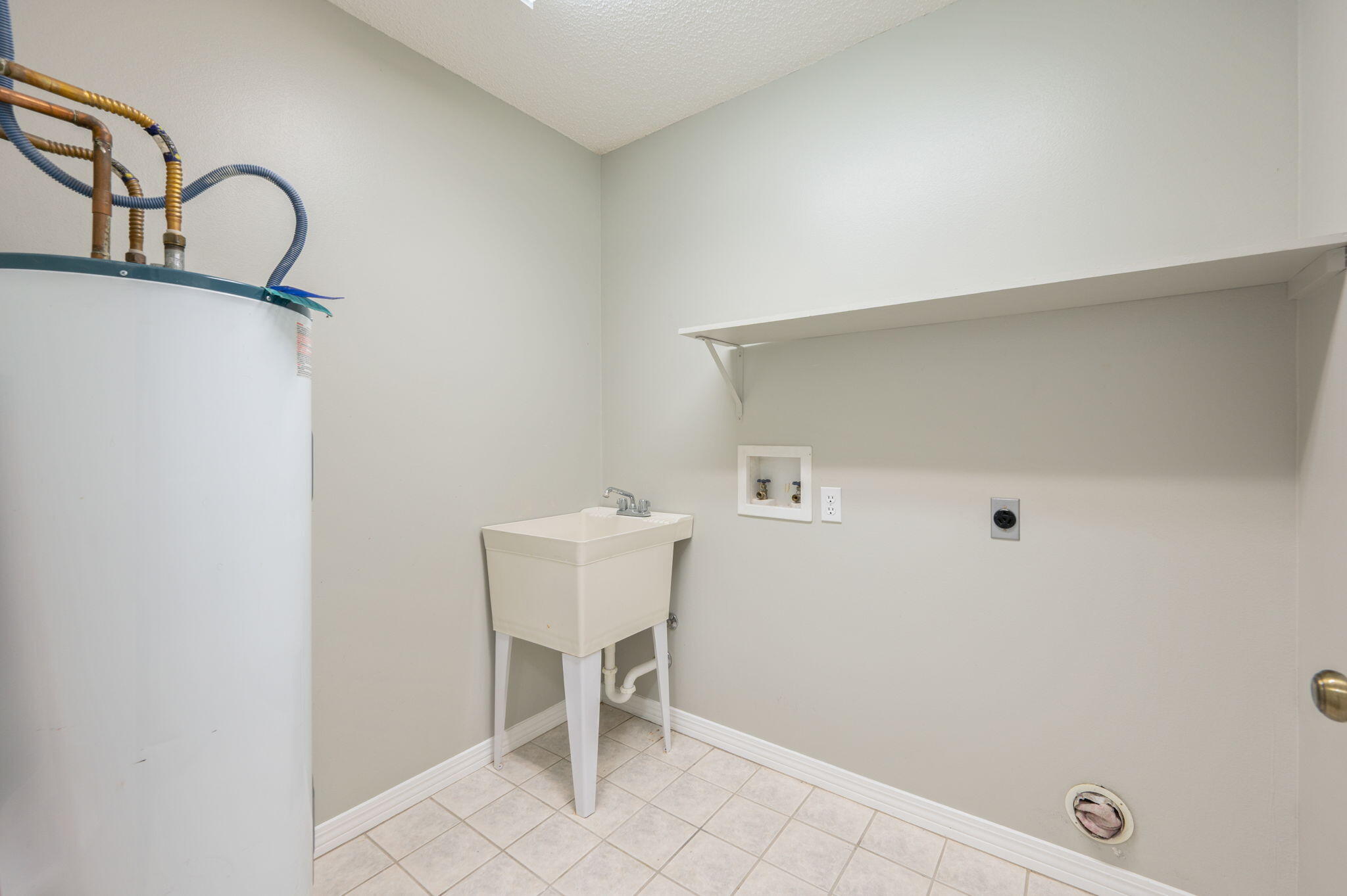 1136 10 Lake Drive DeFuniak Springs, FL 32433 - Photo 30 of 53 a view of a room with a table and chairs