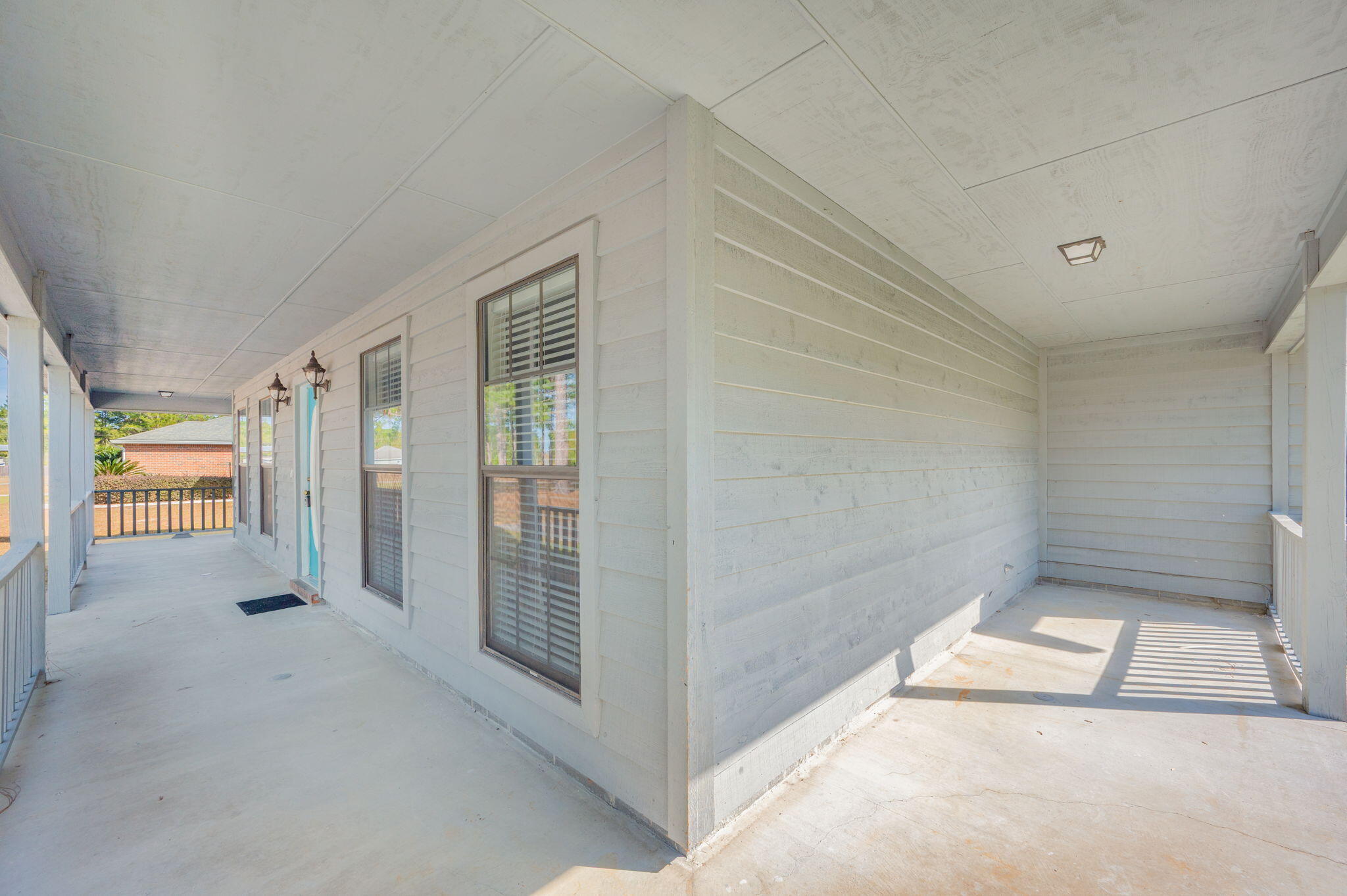 1136 10 Lake Drive DeFuniak Springs, FL 32433 - Photo 5 of 53 a view of an empty room