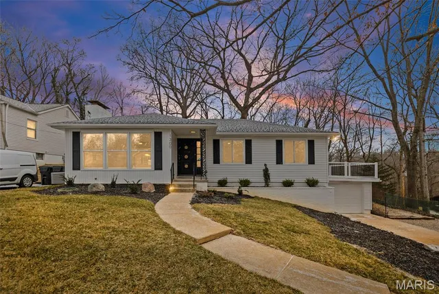 $299,900 | 1300 Edgewood Drive, Fairview Heights, IL 62208