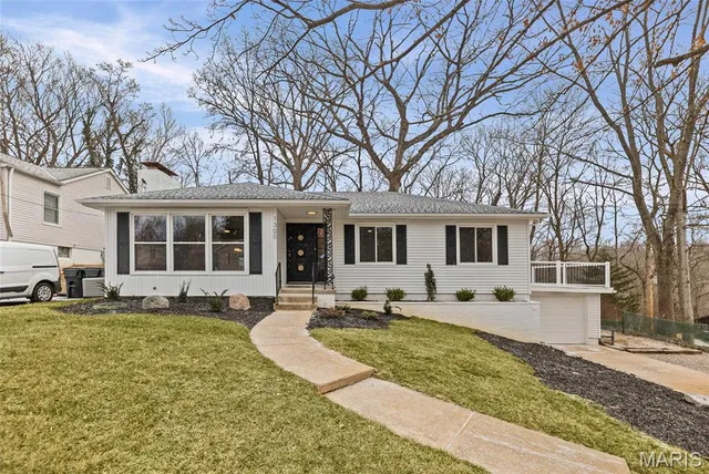 $299,900 | 1300 Edgewood Drive, Fairview Heights, IL 62208