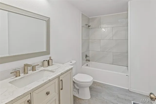 $299,900 | 1300 Edgewood Drive, Fairview Heights, IL 62208