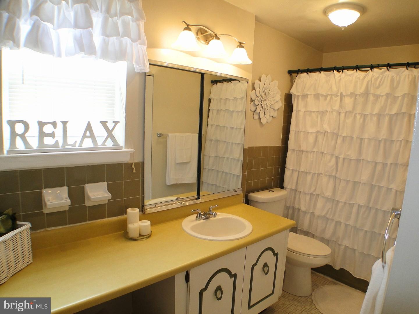 422 Rennard Street Philadelphia, PA 19116 - Photo 15 of 17 Bathroom