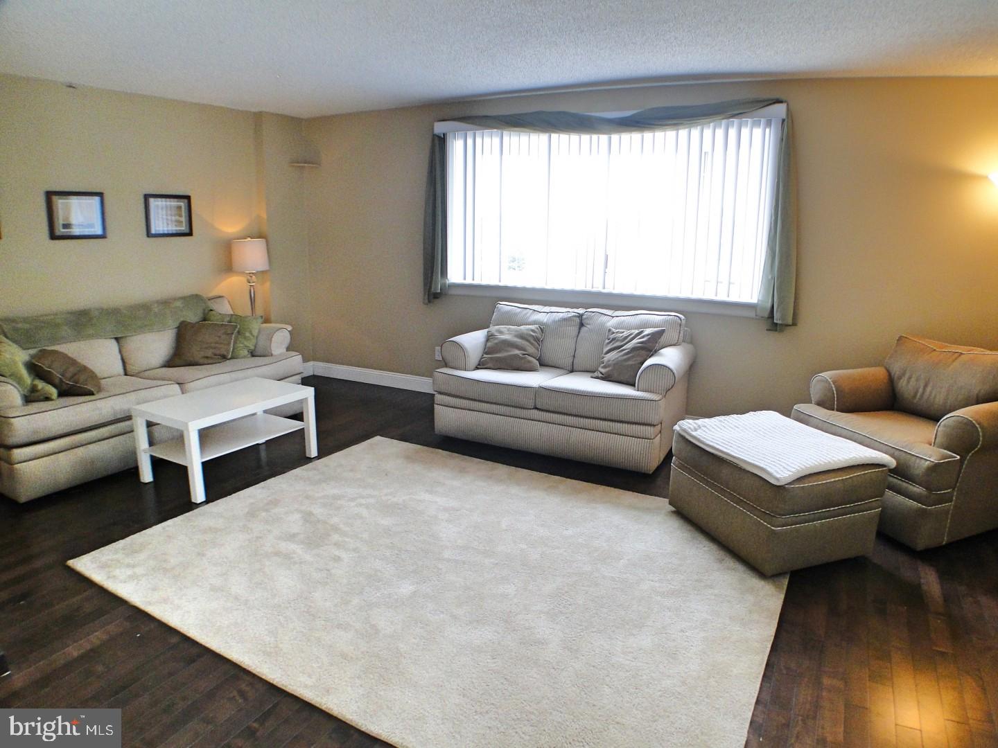 422 Rennard Street Philadelphia, PA 19116 - Photo 6 of 17 Living Room