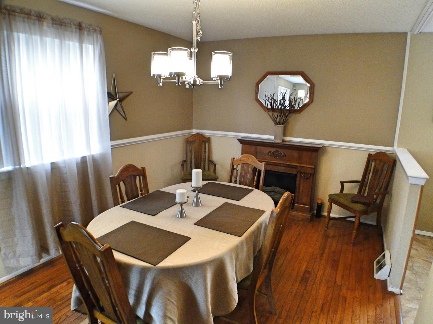422 Rennard Street Philadelphia, PA 19116 - Photo 7 of 17 Dining Room
