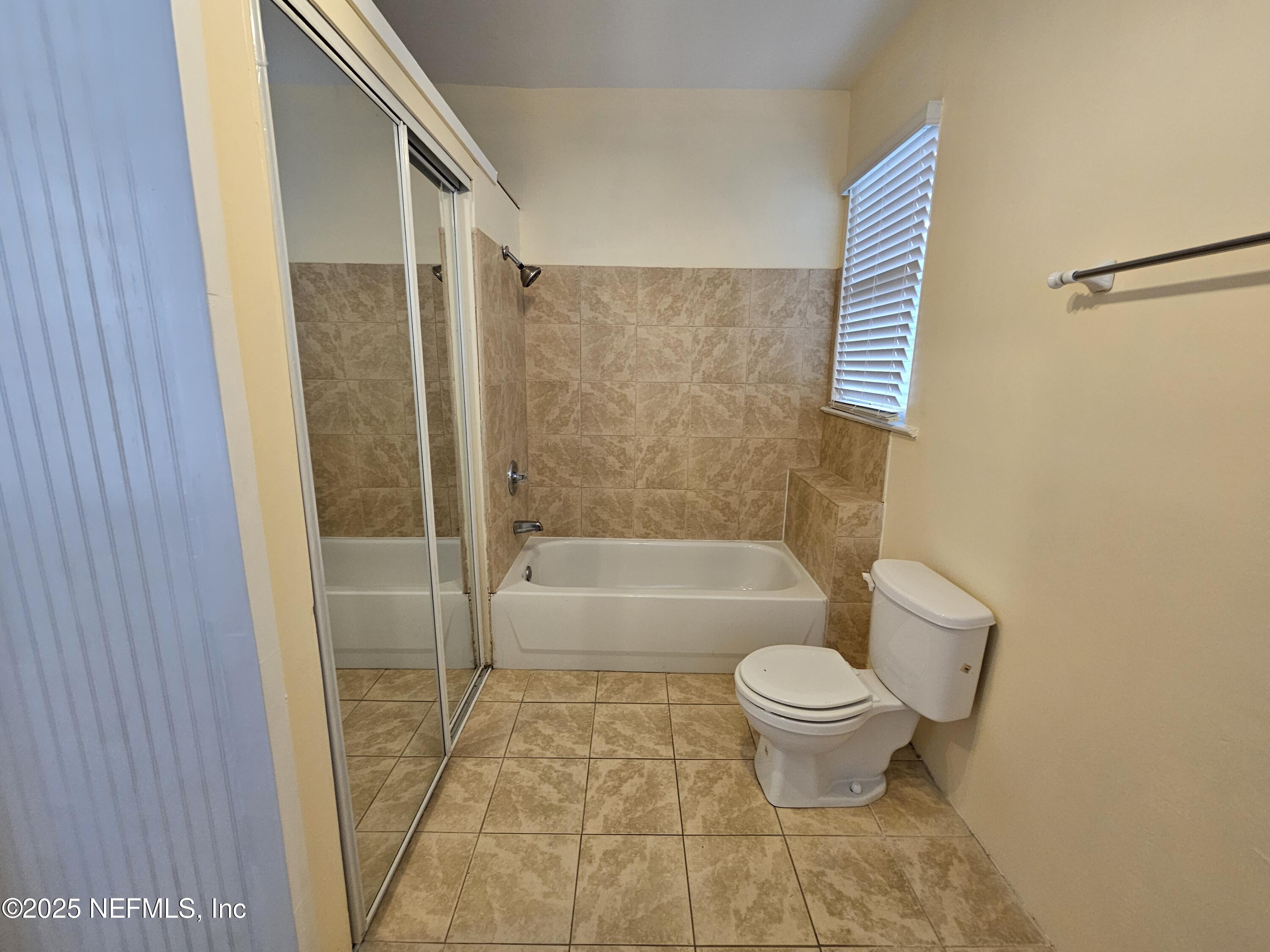 307 East 9th Street Jacksonville, FL 32206 - Photo 13 of 17 a bathroom with a toilet and a bathtub