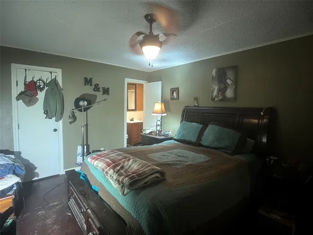 a view of a livingroom with furniture