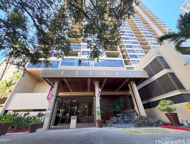 $2,395 | 411 Hobron Lane, Unit 1010, Honolulu, HI 96815