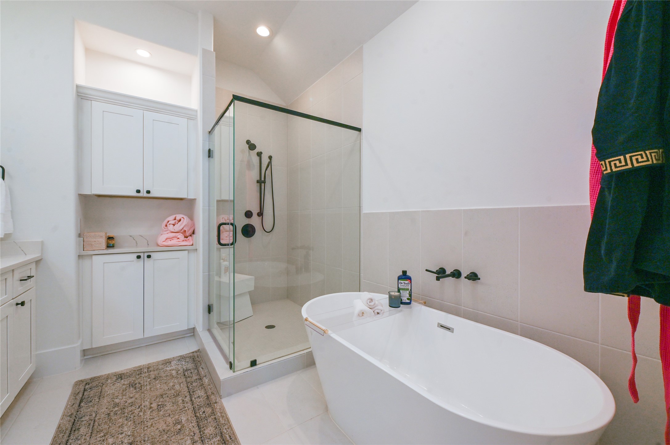 5233 Darling Street Houston, TX 77007 - Photo 18 of 34 a bathroom with a bathtub and a shower