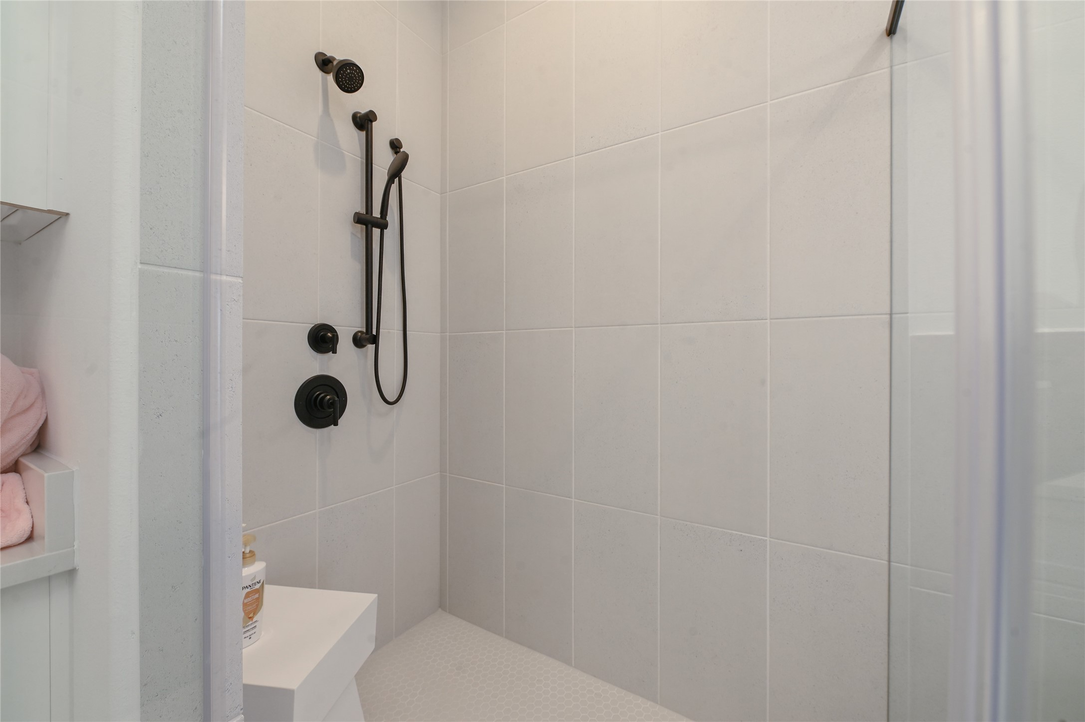 5233 Darling Street Houston, TX 77007 - Photo 19 of 34 a bathroom with a shower