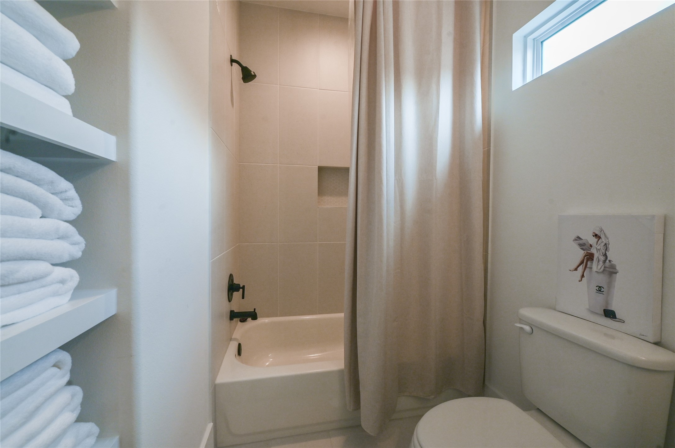 5233 Darling Street Houston, TX 77007 - Photo 25 of 34 a bathroom with a toilet a sink and bathtub