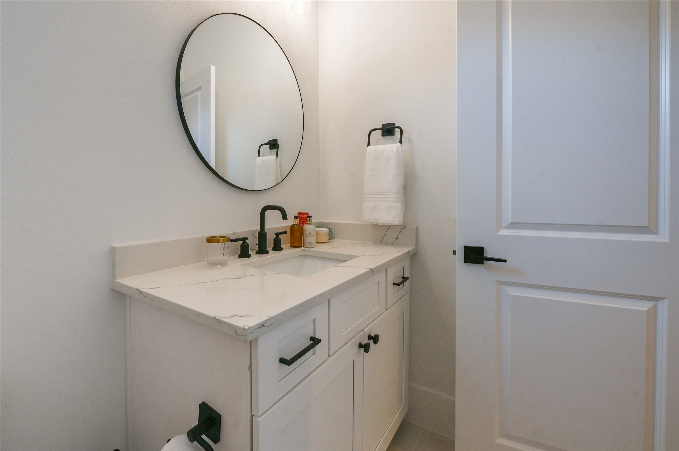 5233 Darling Street Houston, TX 77007 - Photo 26 of 34 a bathroom with a sink and a mirror