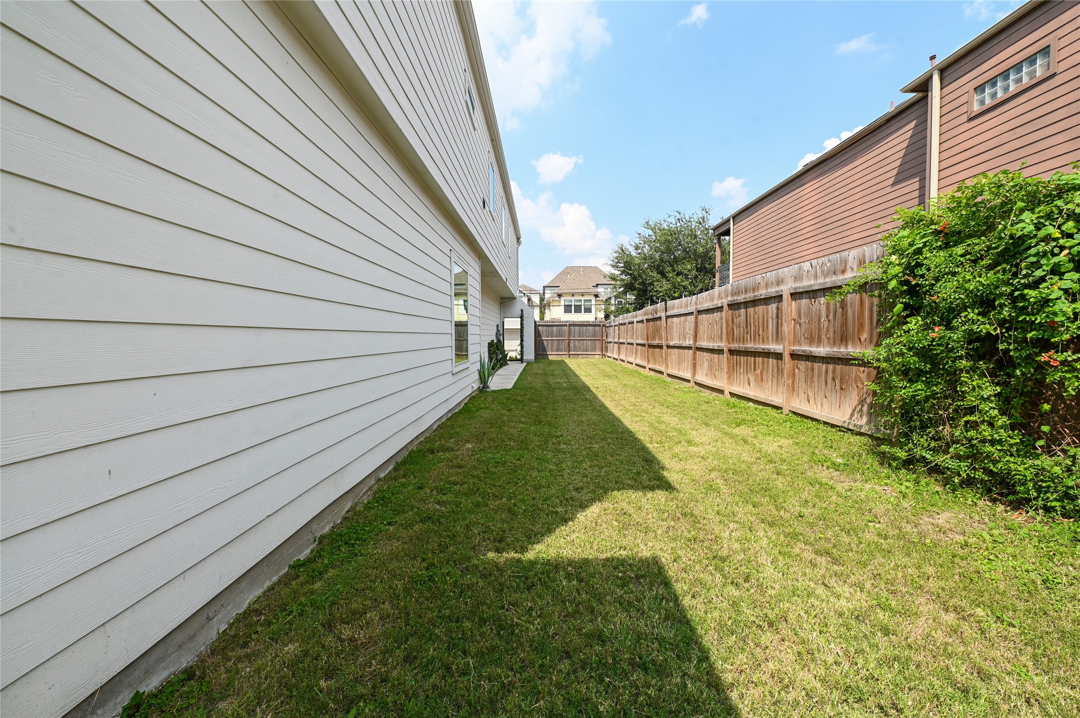 5233 Darling Street Houston, TX 77007 - Photo 34 of 34 a view of a backyard with sitting area
