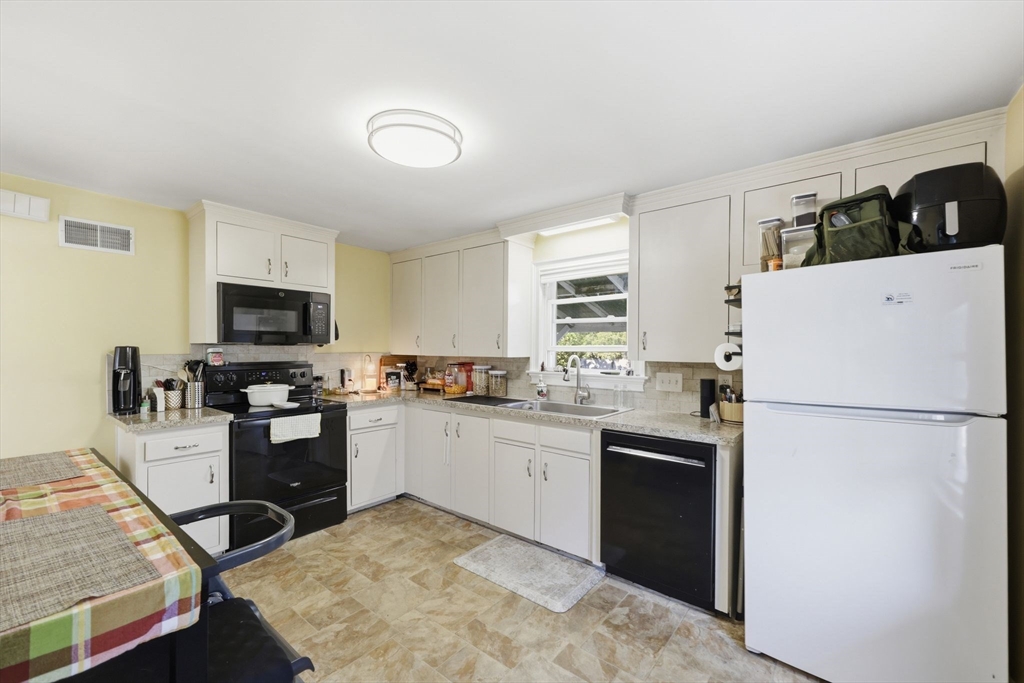 33 Maple Terrace West Springfield, MA 01089 - Photo 11 of 39